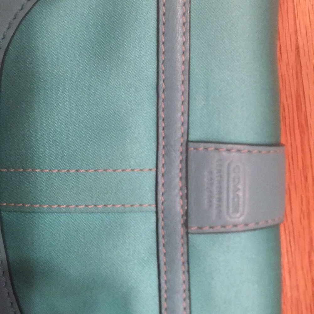 Super cute coach wristlet - Picture 4 of 8